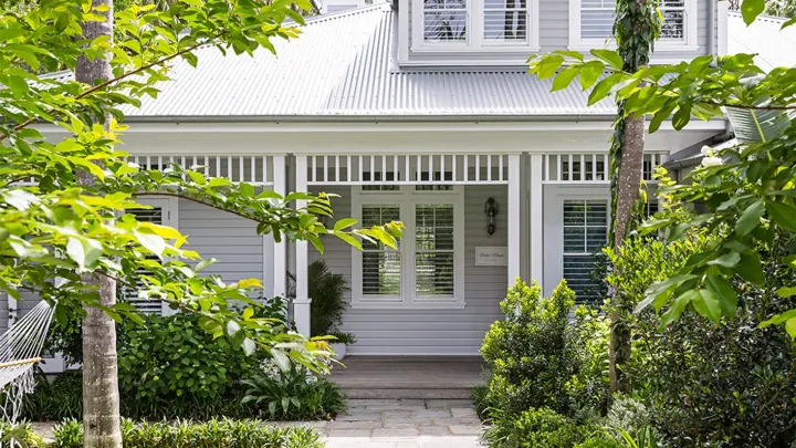 hamptons-weatherboard-coastal-cottage-exterior-garden-verandah
